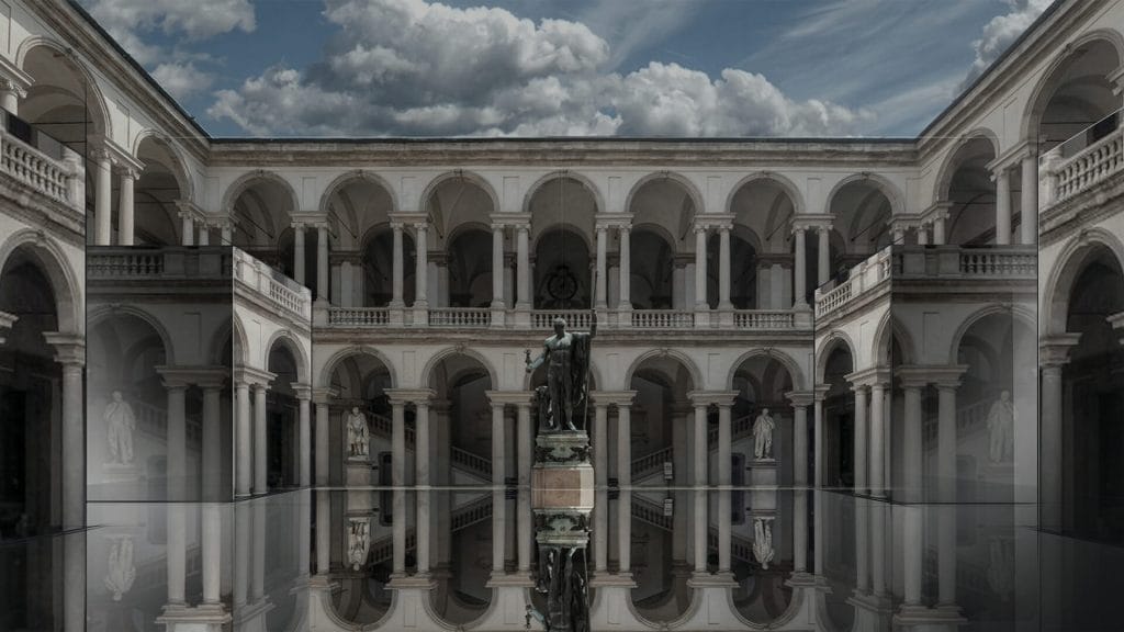חצר מוזיאון הפינקוטקה במילאנו עם בריכת מים